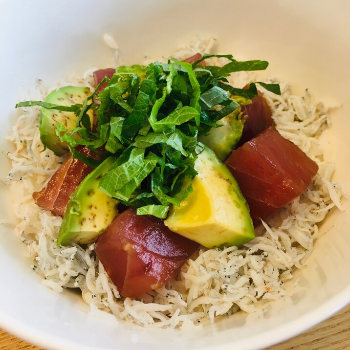 簡単昼ごはん☆マグロとしらすの3食丼